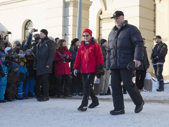 La reine Sonja et le roi Harald V de Norvège sortant du palais avec la famille royale à Oslo le 17 janvier 2016 pour les festivités du 25e anniversaire du règne du souverain.