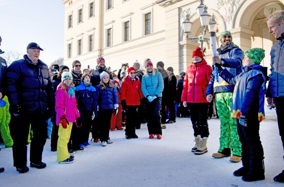 Le roi Harald, Leah Isadora Behn, la princesse Märtha Louise, Ari Behn, Maud Angelica Behn,le prince Haakon, la princesse Ingrid Alexandra, la reine Sonja, la princesse Mette-Marit et le prince Sverre Magnus - La famille royale de Norvège participe aux activités de sports d'hiver organisées devant le palais royal lors des festivités pour le 25e anniversaire de règne du roi Harald de Norvège à Oslo, le 17 janvier 2016.