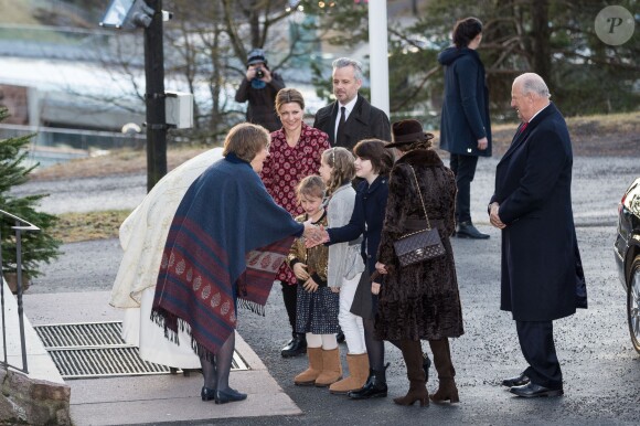 La reine Sonja et le roi Harald de Norvège avec leur fille la princesse Märtha Louise et son mari Ari Behn et leurs filles Leah Isadora, Maud Angelica et Emma Tallulah à la messe de Noël à Oslo, le 25 décembre 2015