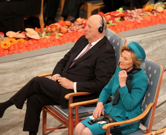 Le roi Harald V et la reine Sonja de Norvège lors de la cérémonie de remise du Prix Nobel de la Paix à Oslo, le 10 décembre 2015.
