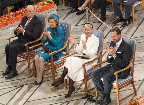 Le roi Harald V, la reine Sonja, la princesse Mette-Marit et le prince Haakon de Norvège à la cérémonie de remise du Prix Nobel de la Paix à Oslo, le 10 décembre 2015.