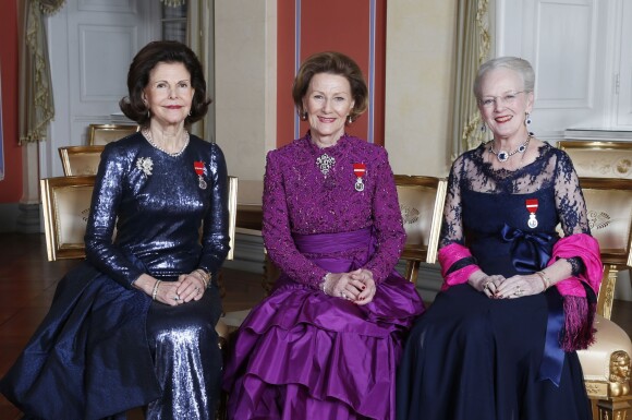 La reine Sonja de Norvège entourée de la reine Silvia de Suède et la reine Margrethe II de Danemark le 17 janvier 2016 lors des célébrations des 25 ans de règne du roi Harald V.