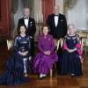 La reine Sonja de Norvège (au centre) et le roi Harald V (derrière elle) avec le roi Carl XVI Gustaf et la reine Silvia de Suède et la reine Maregrethe II de Danemark lors des célébrations des 25 ans de règne du roi Harald V.