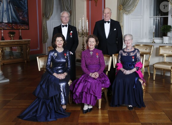 La reine Sonja de Norvège (au centre) et le roi Harald V (derrière elle) avec le roi Carl XVI Gustaf et la reine Silvia de Suède et la reine Maregrethe II de Danemark lors des célébrations des 25 ans de règne du roi Harald V.
