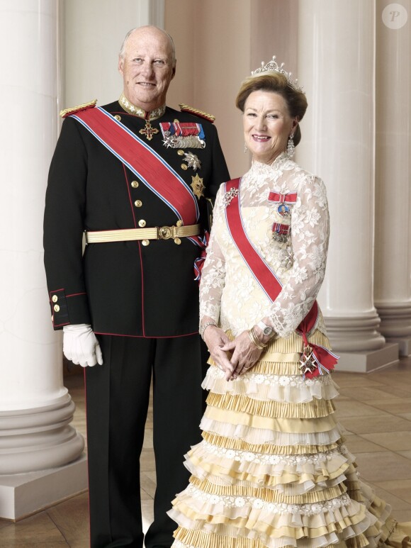 Le roi Harald V et la reine Sonja de Norvège au palais, portrait officiel en janvier 2011 par Solve Sundsbo.