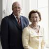 Le roi Harald V et la reine Sonja de Norvège, portrait officiel en janvier 2011 par Solve Sundsbo.