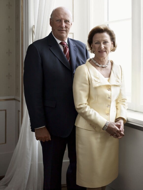 Le roi Harald V et la reine Sonja de Norvège, portrait officiel en janvier 2011 par Solve Sundsbo.
