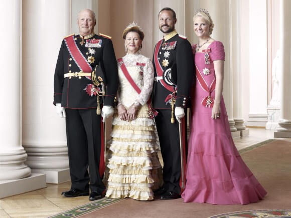 Le roi Harald V et la reine Sonja de Norvège avec le prince héritier Haakon et la princesse Mette-Marit, portrait officiel en janvier 2011 par Solve Sundsbo.