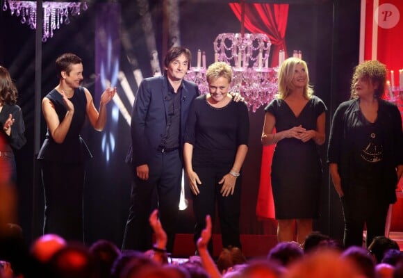 Exclusif - Mathilde Vitry (la fille de Sylvie Joly), Valérie Karsenti, Carole Bouquet, Pierre Palmade, Muriel Robin, Michèle Laroque, Alex Lutz et Valérie Mairesse, lors du spectacle Elles se croient toutes Joly en hommage à Sylvie Joly, mis en scène par Pierre Palmade, au théâtre de Paris, le 26 octobre 2015.