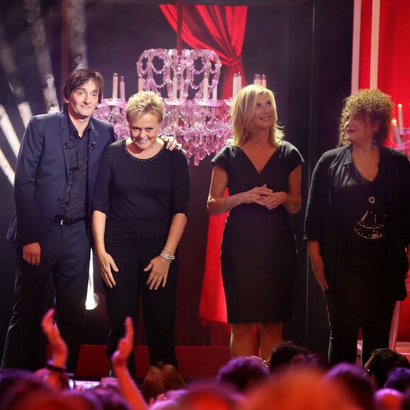 Exclusif - Mathilde Vitry (la fille de Sylvie Joly), Valérie Karsenti, Carole Bouquet, Pierre Palmade, Muriel Robin, Michèle Laroque, Alex Lutz et Valérie Mairesse, lors du spectacle Elles se croient toutes Joly en hommage à Sylvie Joly, mis en scène par Pierre Palmade, au théâtre de Paris, le 26 octobre 2015.