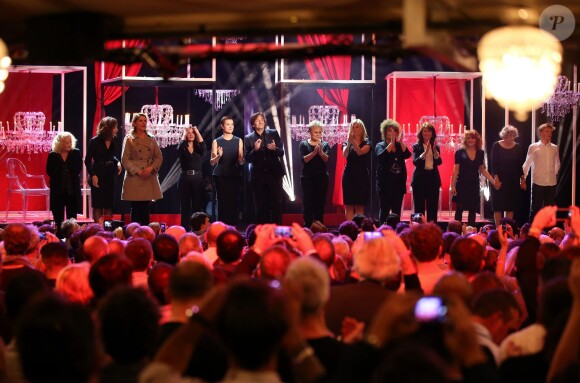 Exclusif - Mathilde Vitry (la fille de Sylvie Joly), Valérie Karsenti, Carole Bouquet, Pierre Palmade, Muriel Robin, Michèle Laroque, Alex Lutz et Valérie Mairesse, lors du spectacle Elles se croient toutes Joly en hommage à Sylvie Joly, mis en scène par Pierre Palmade, au théâtre de Paris, le 26 octobre 2015.