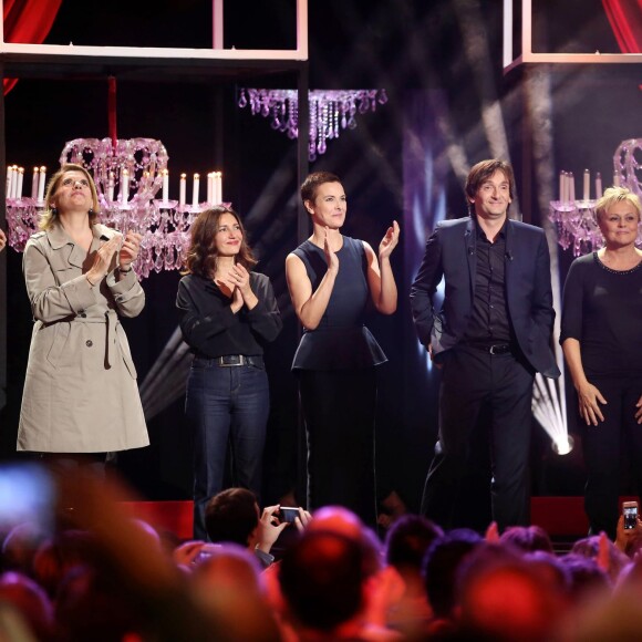 Exclusif - Mathilde Vitry (la fille de Sylvie Joly), Valérie Karsenti, Carole Bouquet, Pierre Palmade, Muriel Robin, Michèle Laroque, Alex Lutz et Valérie Mairesse, lors du spectacle Elles se croient toutes Joly en hommage à Sylvie Joly, mis en scène par Pierre Palmade, au théâtre de Paris, le 26 octobre 2015.