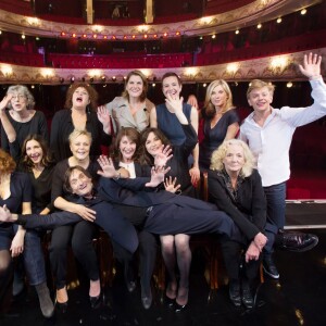 Exclusif -Anémone, Valérie Mairesse, Mathilde Vitry (la fille de Sylvie Joly), Carole Bouquet, Michèle Laroque, Alex Lutz, Anne-Elisabeth Blateau, Valérie Karsenti, Muriel Robin, Claire Nadeau, Valérie Lemercier, Catherine Hiegel et Pierre Palmade - Photo de famille - Spectacle "Elles se croient toutes Joly" en hommage à Sylvie Joly, mis en scène par Pierre Palmade, au théâtre de Paris dans le 9ème arrondissement à Paris, le 26 octobre 2015, qui sera diffusé le 15 janvier 2016 sur France 3. Les comédiennes et humoristes Anémone, Anne-Elisabeth Blateau, Carole Bouquet, Catherine Hiegel, Valérie Karsenti, Michèle Laroque, Valérie Lemercier, Valérie Mairesse, Claire Nadeau, Muriel Robin, Mathilde Vitry et le comédien Alex Lutz ont interprété les sketches les plus célèbres de Sylvie Joly au cours d'une soirée de gala au profit de l'association "France Parkinson". © Dominique Jacovides - Romuald Meigneux / Bestimage