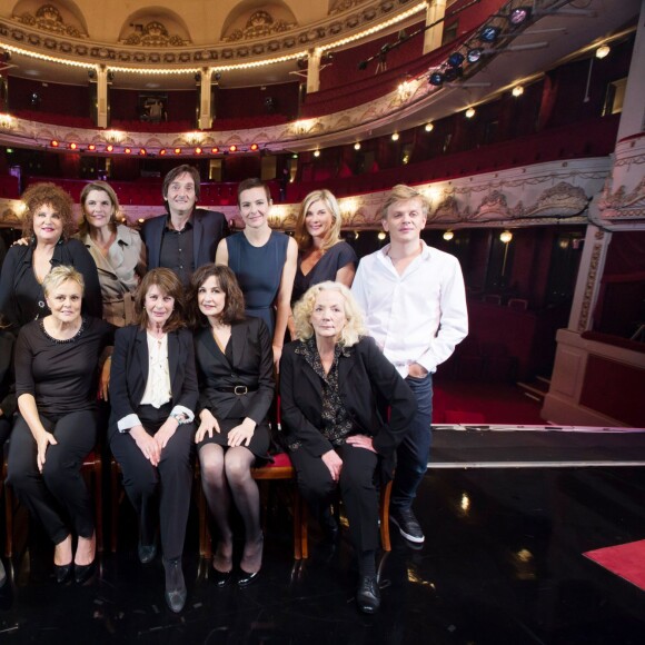 Exclusif - Anémone, Valérie Mairesse, Mathilde Vitry (la fille de Sylvie Joly), Carole Bouquet, Michèle Laroque, Alex Lutz, Anne-Elisabeth Blateau, Valérie Karsenti, Muriel Robin, Claire Nadeau, Valérie Lemercier, Catherine Hiegel et Pierre Palmade - Photo de famille - Spectacle "Elles se croient toutes Joly" en hommage à Sylvie Joly, mis en scène par Pierre Palmade, au théâtre de Paris dans le 9ème arrondissement à Paris, le 26 octobre 2015, qui sera diffusé le 15 janvier 2016 sur France 3. Les comédiennes et humoristes Anémone, Anne-Elisabeth Blateau, Carole Bouquet, Catherine Hiegel, Valérie Karsenti, Michèle Laroque, Valérie Lemercier, Valérie Mairesse, Claire Nadeau, Muriel Robin, Mathilde Vitry et le comédien Alex Lutz ont interprété les sketches les plus célèbres de Sylvie Joly au cours d'une soirée de gala au profit de l'association "France Parkinson". © Dominique Jacovides - Romuald Meigneux / Bestimage