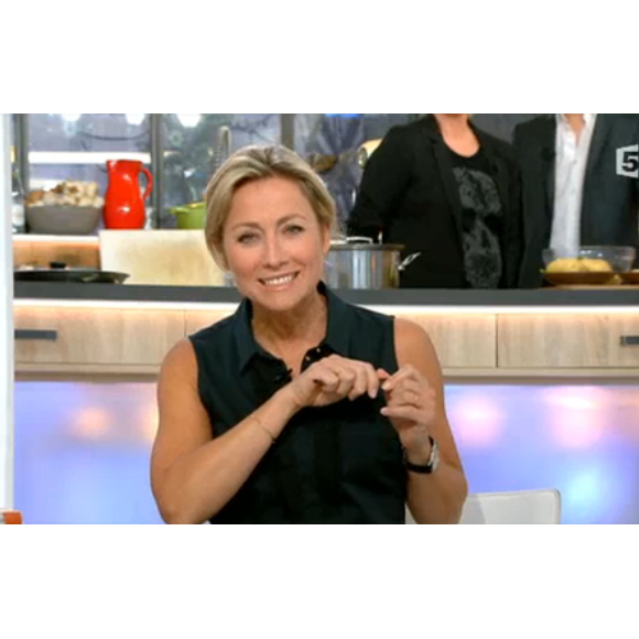 Anne-Sophie Lapix dans C à vous sur France 5, le vendredi 22 janvier 2016.