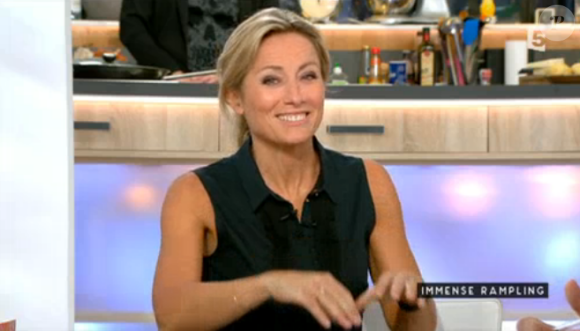 Anne-Sophie Lapix dans C à vous sur France 5, le vendredi 22 janvier 2016.