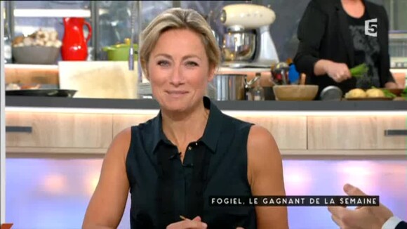 Anne-Sophie Lapix tacle gentiment Yves Calvi, dans C à vous sur France 5, le vendredi 22 janvier 2016.