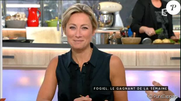 Anne-Sophie Lapix tacle gentiment Yves Calvi, dans  C à vous  sur France 5, le vendredi 22 janvier 2016.