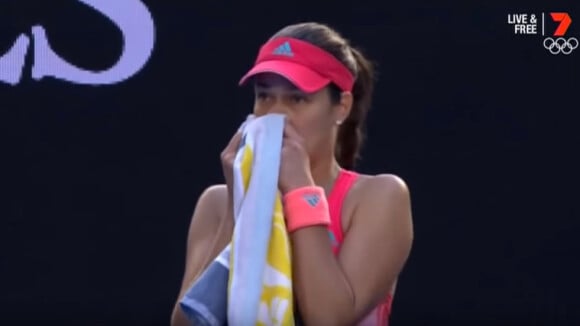 Ana Ivanovic au bord des larmes lors de son match contre Madison Keys à l'Open de Melbourne le 23 janvier 2016 en voyant son coach Nigel Sears évacué d'urgence.