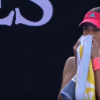 Ana Ivanovic était au bord des larmes lors de son match contre Madison Keys à l'Open de Melbourne le 23 janvier 2016 en voyant son coach Nigel Sears évacué d'urgence.