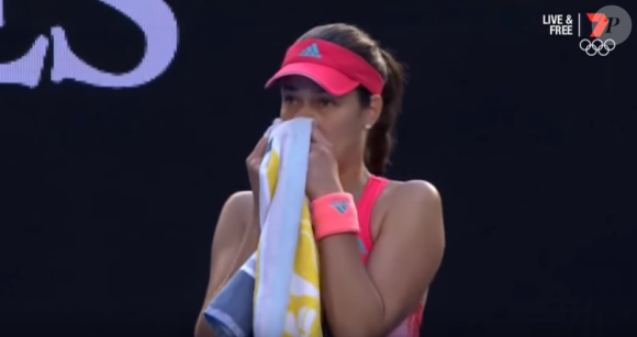 Ana Ivanovic était au bord des larmes lors de son match contre Madison Keys à l'Open de Melbourne le 23 janvier 2016 en voyant son coach Nigel Sears évacué d'urgence.
