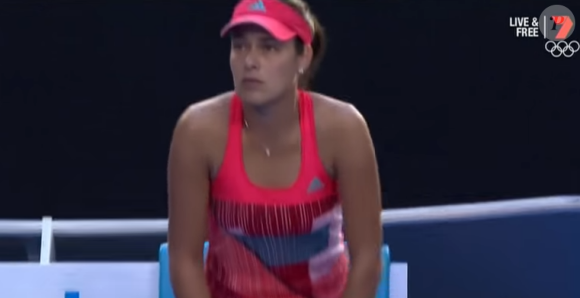 Ana Ivanovic était au bord des larmes lors de son match contre Madison Keys à l'Open de Melbourne le 23 janvier 2016 en voyant son coach Nigel Sears évacué d'urgence.