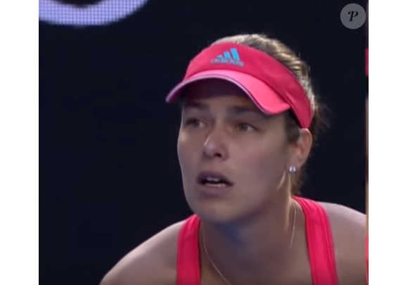 Ana Ivanovic était au bord des larmes lors de son match contre Madison Keys à l'Open de Melbourne le 23 janvier 2016 en voyant son coach Nigel Sears évacué d'urgence.