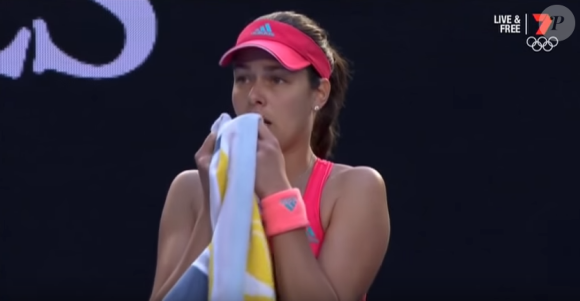 Ana Ivanovic était au bord des larmes lors de son match contre Madison Keys à l'Open de Melbourne le 23 janvier 2016 en voyant son coach Nigel Sears évacué d'urgence.