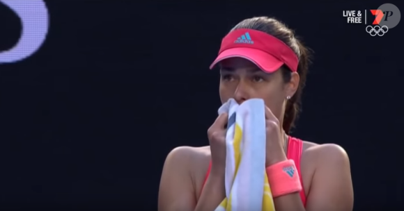 Ana Ivanovic était au bord des larmes lors de son match contre Madison Keys à l'Open de Melbourne le 23 janvier 2016 en voyant son coach Nigel Sears évacué d'urgence.