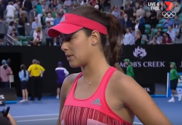 Ana Ivanovic était au bord des larmes lors de son match contre Madison Keys à l'Open de Melbourne le 23 janvier 2016 en voyant son coach Nigel Sears évacué d'urgence.