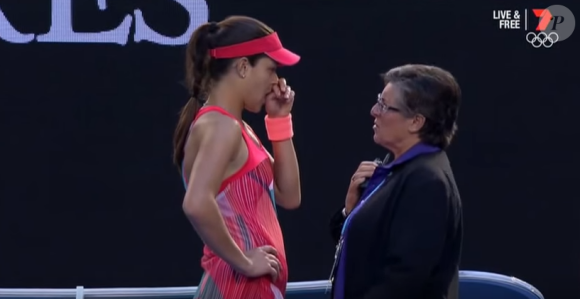 Ana Ivanovic était au bord des larmes lors de son match contre Madison Keys à l'Open de Melbourne le 23 janvier 2016 en voyant son coach Nigel Sears évacué d'urgence.