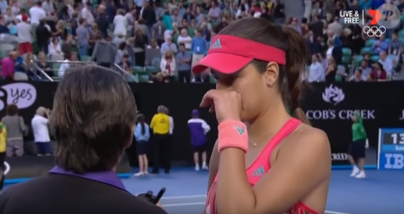 Ana Ivanovic était au bord des larmes lors de son match contre Madison Keys à l'Open de Melbourne le 23 janvier 2016 en voyant son coach Nigel Sears évacué d'urgence.