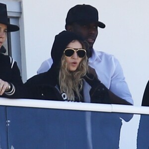 Madonna regarde du balcon d'un hôtel de Miami ses enfants Mercy James et David Banda jouer sur la plage à Miami le 23 janvier 2016.