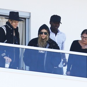 Madonna regarde du balcon d'un hôtel de Miami ses enfants Mercy James et David Banda jouer sur la plage à Miami le 23 janvier 2016.