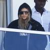 Madonna regarde du balcon d'un hôtel de Miami ses enfants Mercy James et David Banda jouer sur la plage à Miami le 23 janvier 2016.
