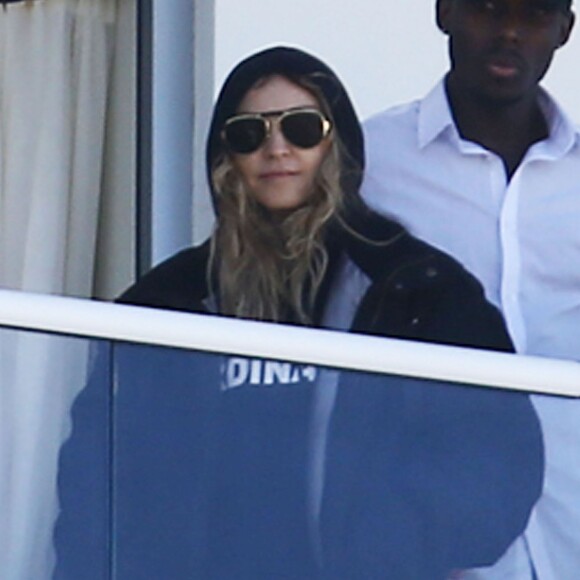 Madonna regarde du balcon d'un hôtel de Miami ses enfants Mercy James et David Banda jouer sur la plage à Miami le 23 janvier 2016.