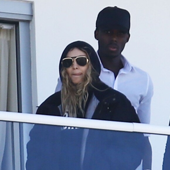 Madonna regarde du balcon d'un hôtel de Miami ses enfants Mercy James et David Banda jouer sur la plage à Miami le 23 janvier 2016.