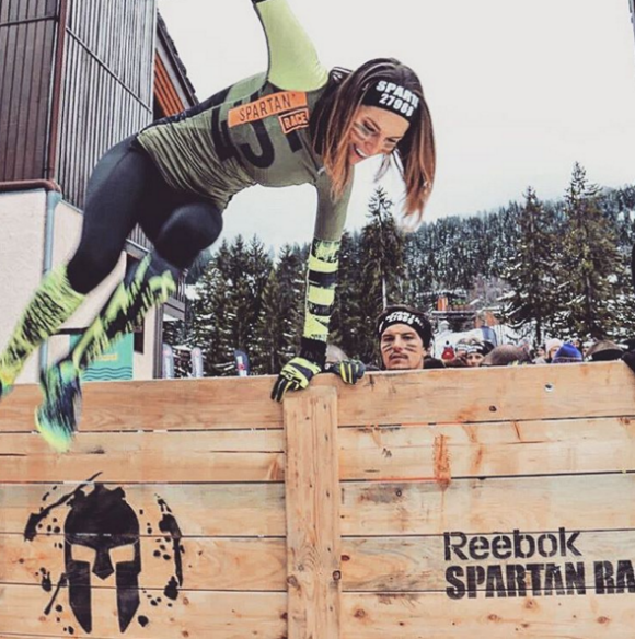 La belle Laury Thilleman sportive et combattante lors de la Spartan Winter Race. Janvier 2016.