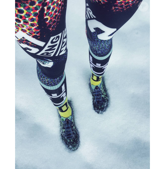 Laury Thilleman, toujours sportive, n'a pas peur de faire son footing dans la neige. Janvier 2016.