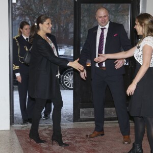 La princesse Victoria de Suède, enceinte de 7 mois, retrouvait avec plaisir l'écrivain et assistant social Emerich Roth, le 25 janvier 2016 dans une école de la banlieue de Stockholm, pour l'une de ses conférences sur le racisme et la violence.