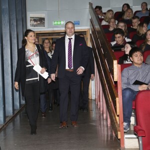 La princesse Victoria de Suède, enceinte de 7 mois, retrouvait avec plaisir l'écrivain et assistant social Emerich Roth, le 25 janvier 2016 dans une école de la banlieue de Stockholm, pour l'une de ses conférences sur le racisme et la violence.