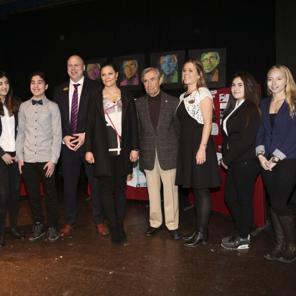 La princesse Victoria de Suède, enceinte de 7 mois, retrouvait avec plaisir l'écrivain et assistant social Emerich Roth, le 25 janvier 2016 dans une école de la banlieue de Stockholm, pour l'une de ses conférences sur le racisme et la violence.