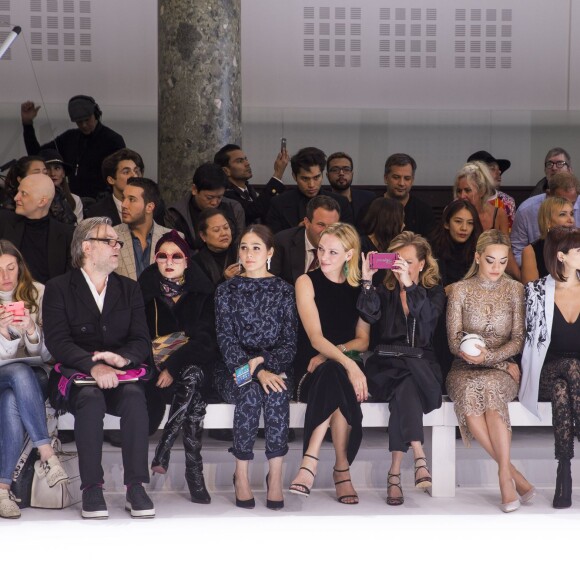 Catherine Baba, Araya Alberta Hargate (Chompoo), Uma Thurman, Caroline Scheufele, Rita Ora et Hanaa Ben Abdesslem au premier rang du défilé Ralph & Russo (collection Haute Couture printemps-été 2016) au Pavillon Cambon. Paris, le 25 janvier 2016.