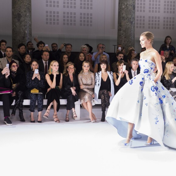 Catherine Baba, Araya Alberta Hargate (Chompoo), Uma Thurman, Caroline Scheufele, Rita Ora et Hanaa Ben Abdesslem au premier rang du défilé Ralph & Russo (collection Haute Couture printemps-été 2016) au Pavillon Cambon. Paris, le 25 janvier 2016.