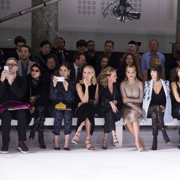 Catherine Baba, Araya Alberta Hargate (Chompoo), Uma Thurman, Caroline Scheufele, Rita Ora et Hanaa Ben Abdesslem au premier rang du défilé Ralph & Russo (collection Haute Couture printemps-été 2016) au Pavillon Cambon. Paris, le 25 janvier 2016.