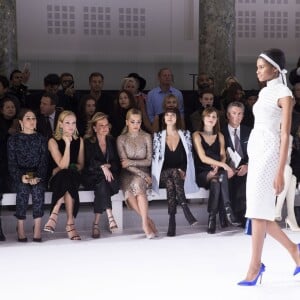 Catherine Baba, Araya Alberta Hargate (Chompoo), Uma Thurman, Caroline Scheufele, Rita Ora et Hanaa Ben Abdesslem au premier rang du défilé Ralph & Russo (collection Haute Couture printemps-été 2016) au Pavillon Cambon. Paris, le 25 janvier 2016.