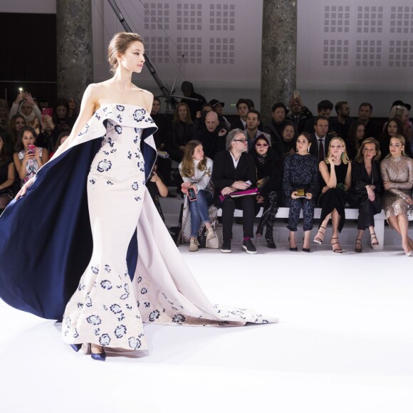 Catherine Baba, Araya Alberta Hargate (Chompoo), Uma Thurman, Caroline Scheufele, Rita Ora et Hanaa Ben Abdesslem au premier rang du défilé Ralph & Russo (collection Haute Couture printemps-été 2016) au Pavillon Cambon. Paris, le 25 janvier 2016.
