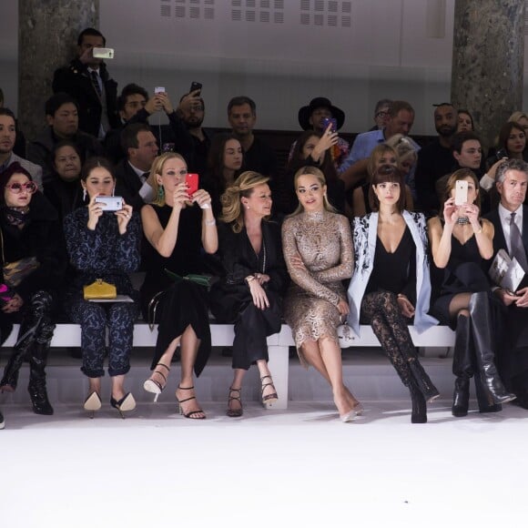 Catherine Baba, Araya Alberta Hargate (Chompoo), Uma Thurman, Caroline Scheufele, Rita Ora et Hanaa Ben Abdesslem au premier rang du défilé Ralph & Russo (collection Haute Couture printemps-été 2016) au Pavillon Cambon. Paris, le 25 janvier 2016.