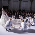 Isabeli Fontana, mariée exquise - éfilé Ralph &amp; Russo (collection Haute Couture printemps-été 2016) au Pavillon Cambon. Paris, le 25 janvier 2016.
