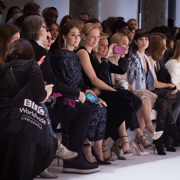 Catherine Baba, Araya Alberta Hargate (Chompoo), Uma Thurman, Caroline Scheufele, Rita Ora et Hanaa Ben Abdesslem au premier rang du défilé Ralph & Russo (collection Haute Couture printemps-été 2016) au Pavillon Cambon. Paris, le 25 janvier 2016.